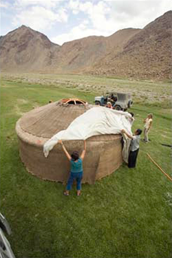 Setting up the ger/yurt