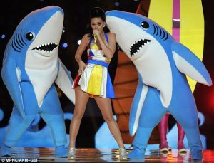 25422CBE00000578-0-Katy_and_her_sad_sharks_Miss_Perry_had_two_backing_dancers_dress-m-13_1422874618329